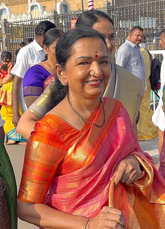 Vijay's mother Shoba Chandrasekhar and Actress Divya Bharathi visits Tirumala3