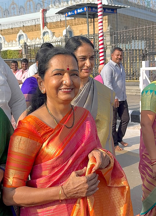 Vijay's mother Shoba Chandrasekhar and Actress Divya Bharathi visits Tirumala16