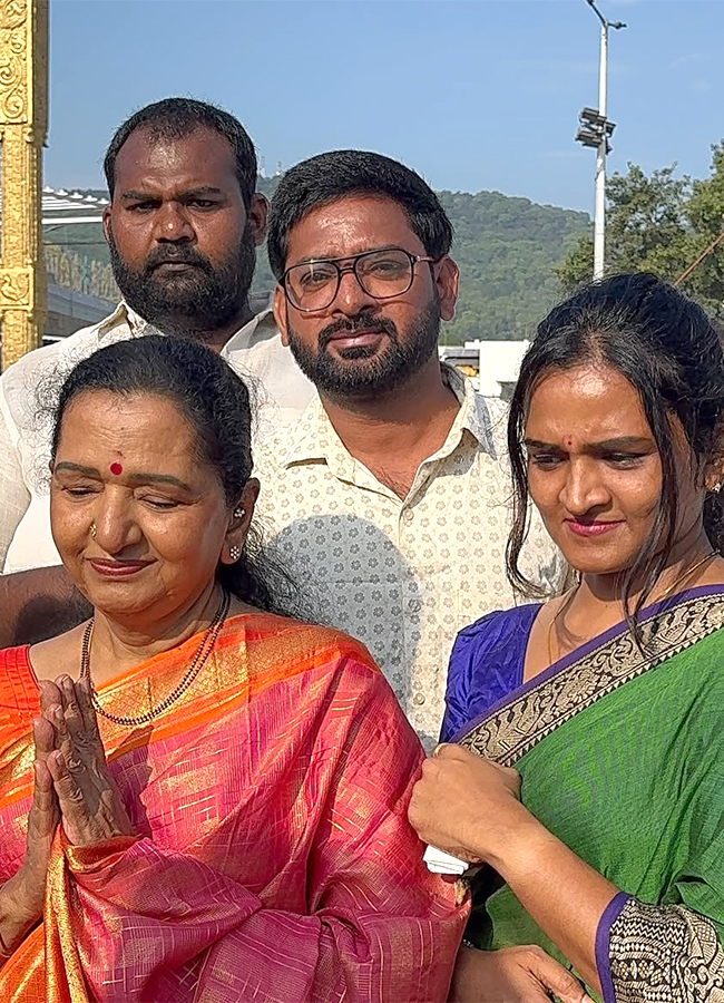 Vijay's mother Shoba Chandrasekhar and Actress Divya Bharathi visits Tirumala5