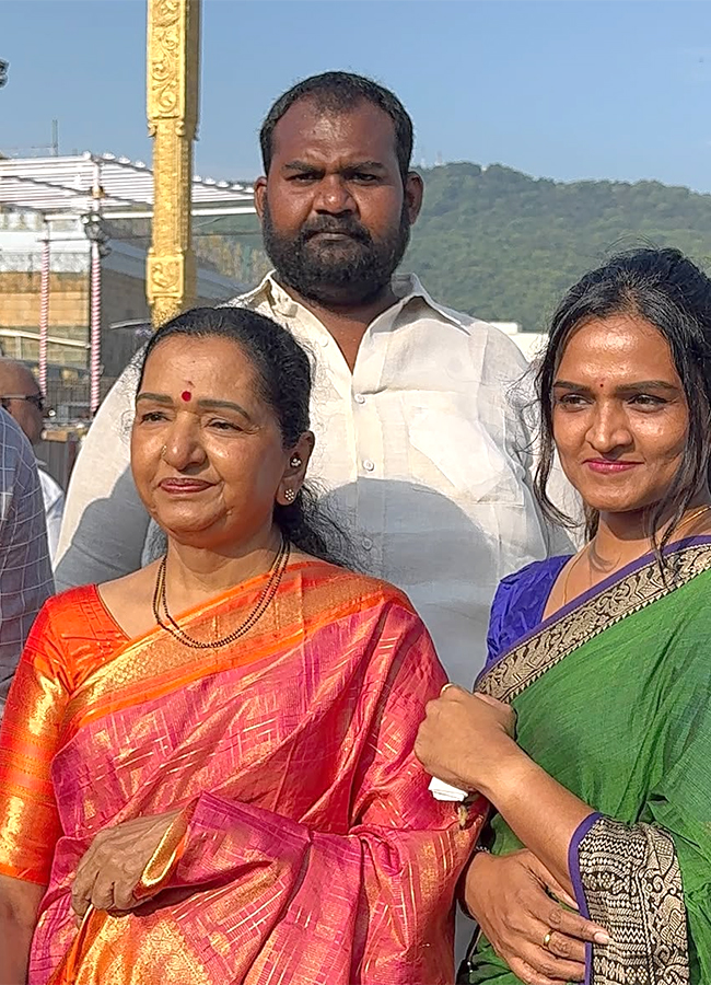 Vijay's mother Shoba Chandrasekhar and Actress Divya Bharathi visits Tirumala17