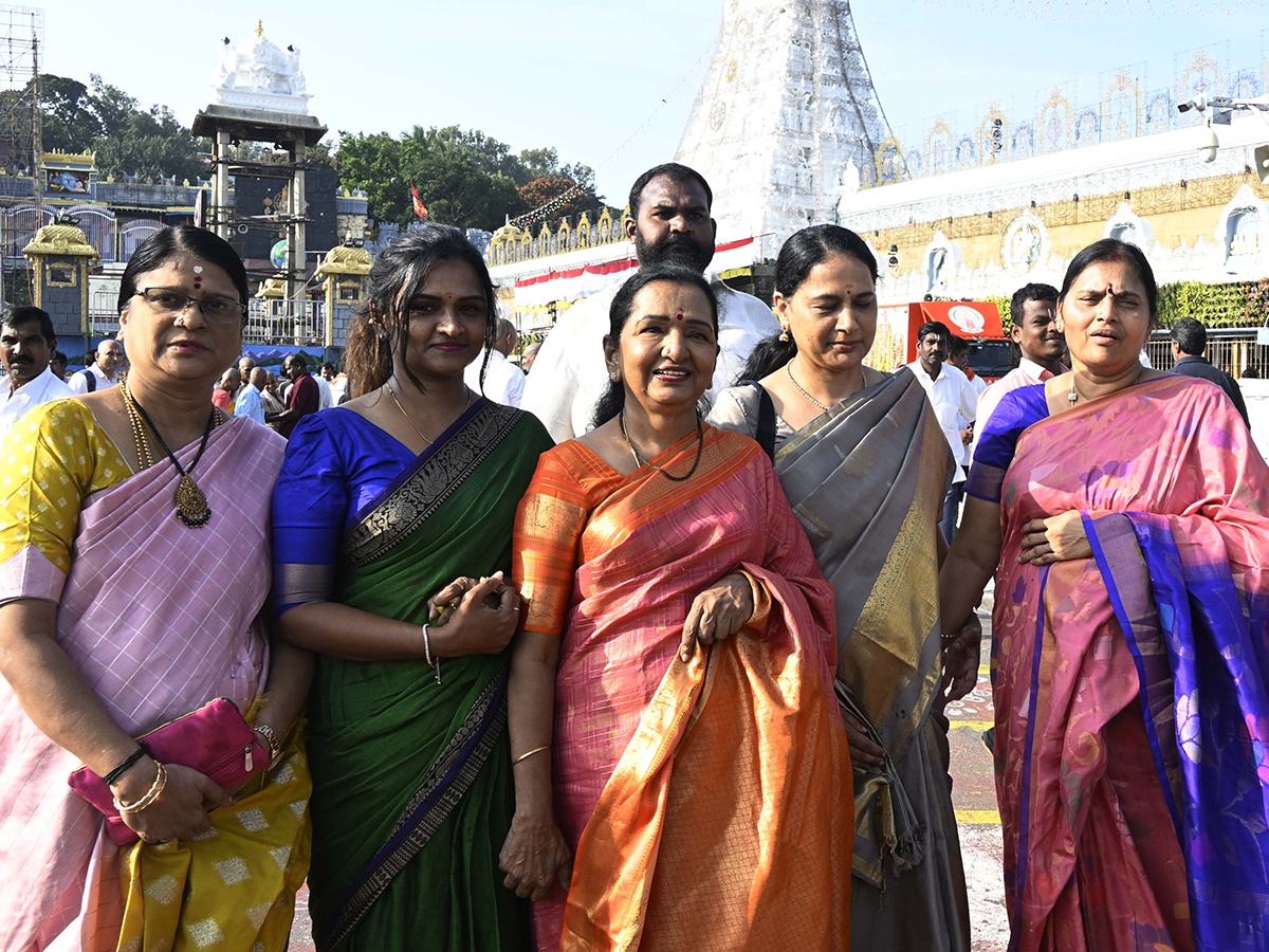Vijay's mother Shoba Chandrasekhar and Actress Divya Bharathi visits Tirumala7