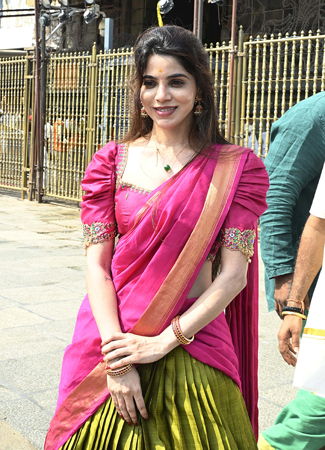 Vijay's mother Shoba Chandrasekhar and Actress Divya Bharathi visits Tirumala18