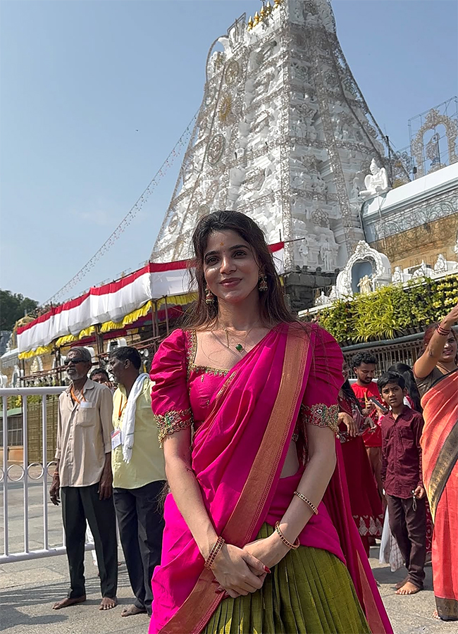 Vijay's mother Shoba Chandrasekhar and Actress Divya Bharathi visits Tirumala2