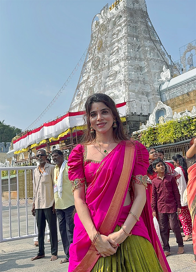 Vijay's mother Shoba Chandrasekhar and Actress Divya Bharathi visits Tirumala4
