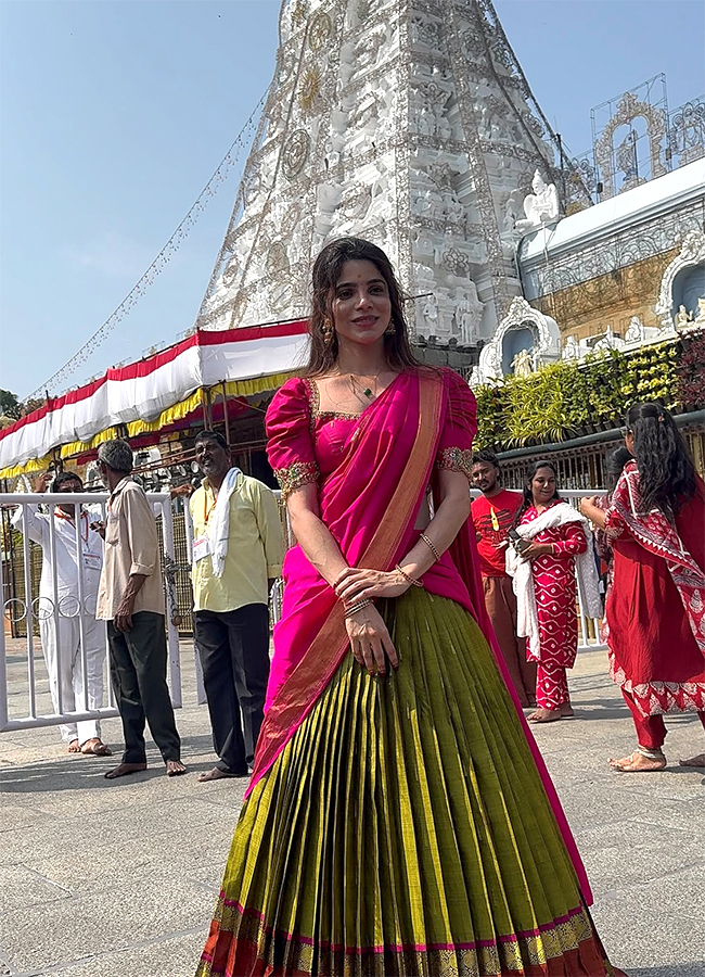 Vijay's mother Shoba Chandrasekhar and Actress Divya Bharathi visits Tirumala9
