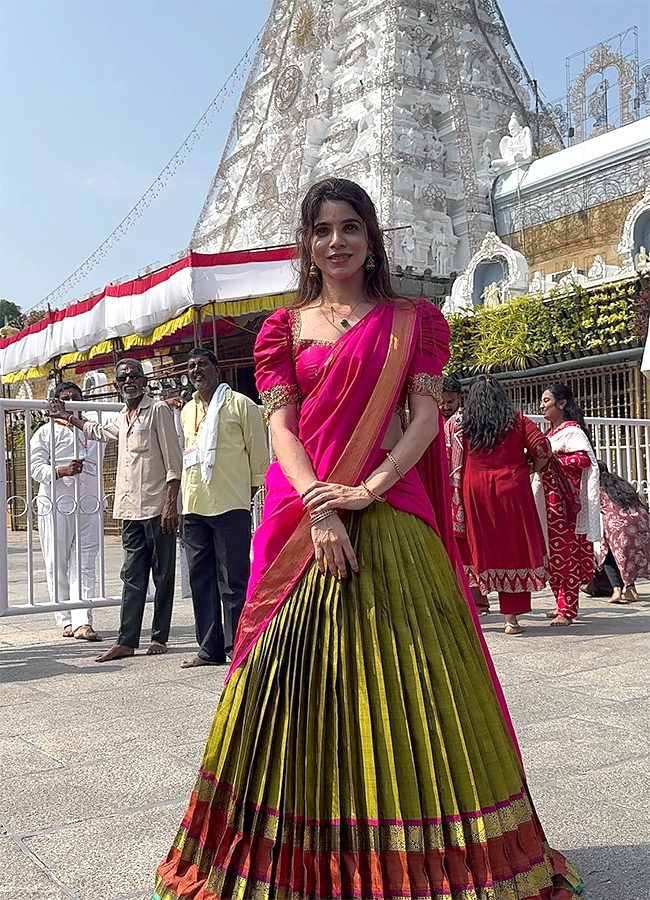 Vijay's mother Shoba Chandrasekhar and Actress Divya Bharathi visits Tirumala10