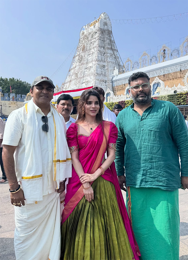 Vijay's mother Shoba Chandrasekhar and Actress Divya Bharathi visits Tirumala11
