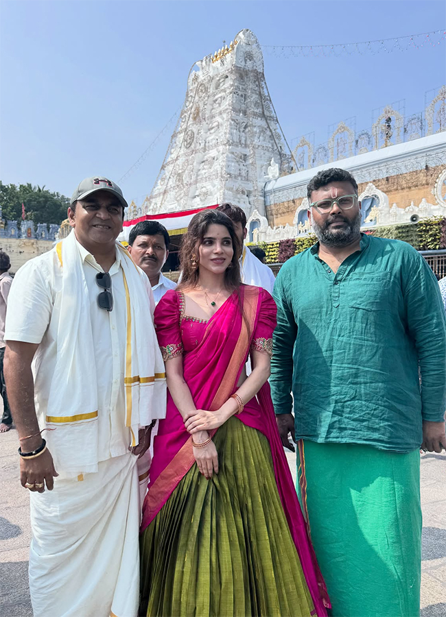 Vijay's mother Shoba Chandrasekhar and Actress Divya Bharathi visits Tirumala12
