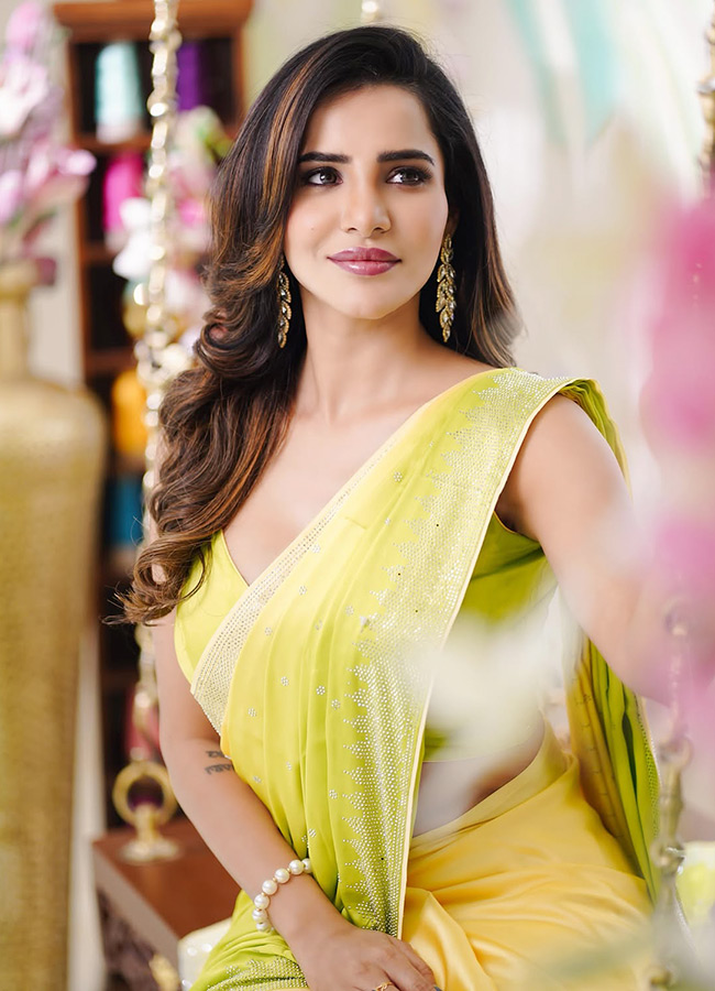 Bigg Boss Beauty Ashu Reddy Stuns in a Light Green Saree4