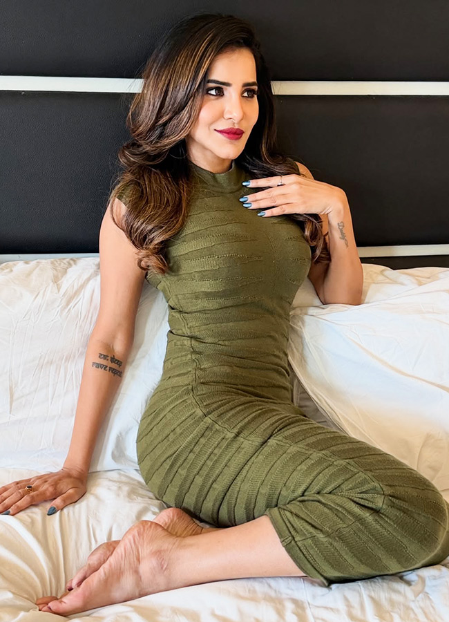Bigg Boss Beauty Ashu Reddy Stuns in a Light Green Saree8