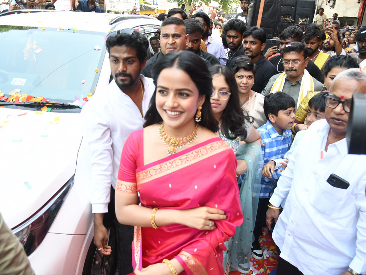 Actress Vaishnavi Chaitanya In Adilabad District HD Photos1