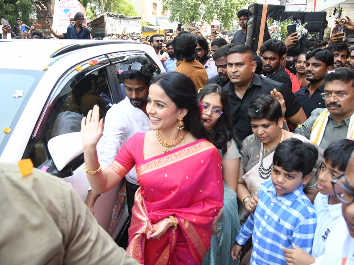 Actress Vaishnavi Chaitanya In Adilabad District HD Photos18
