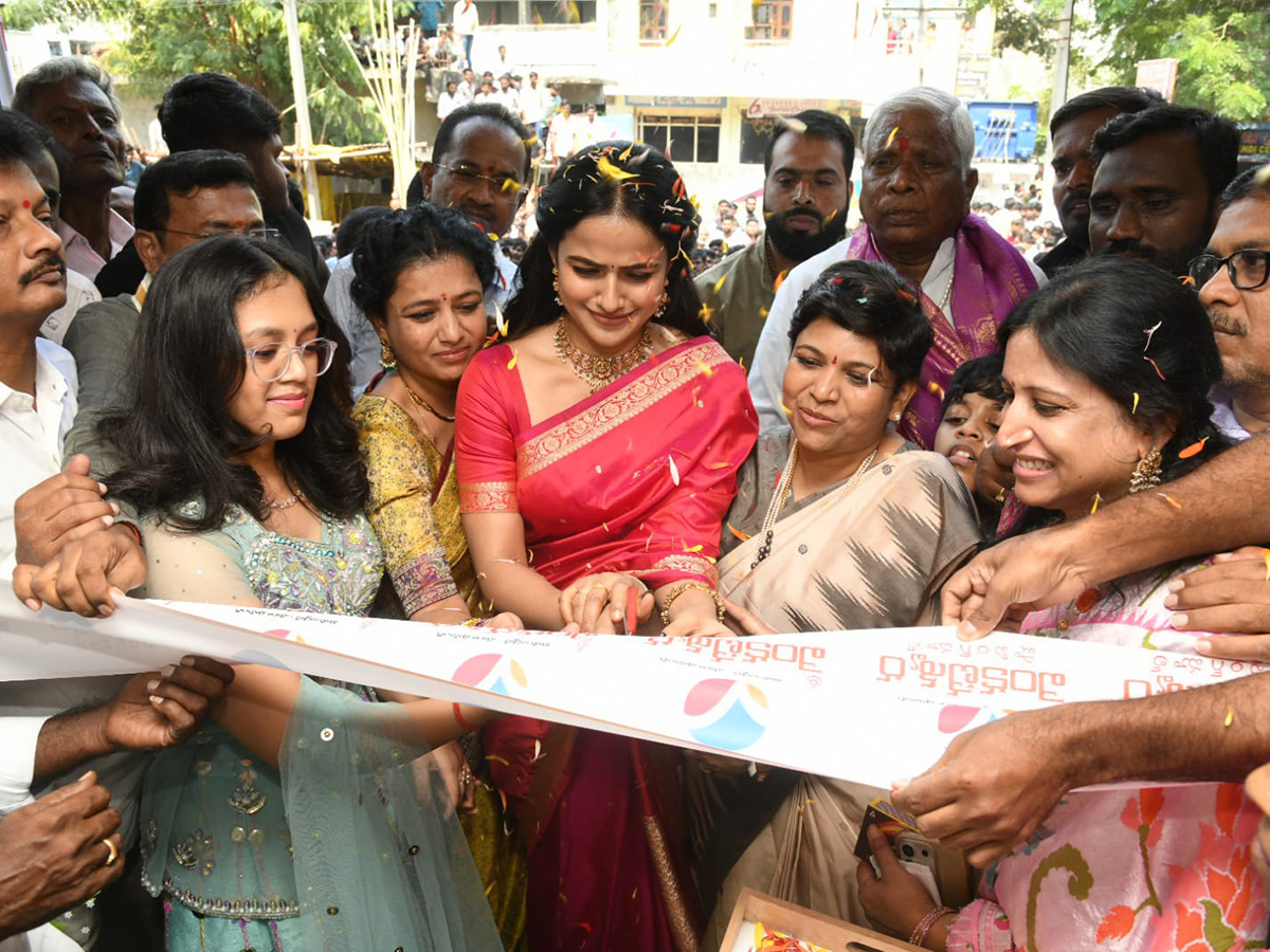Actress Vaishnavi Chaitanya In Adilabad District HD Photos6