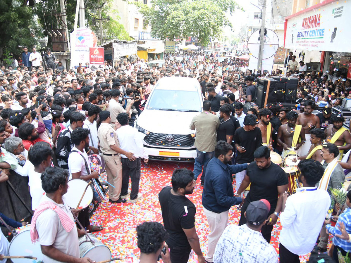 Actress Vaishnavi Chaitanya In Adilabad District HD Photos10
