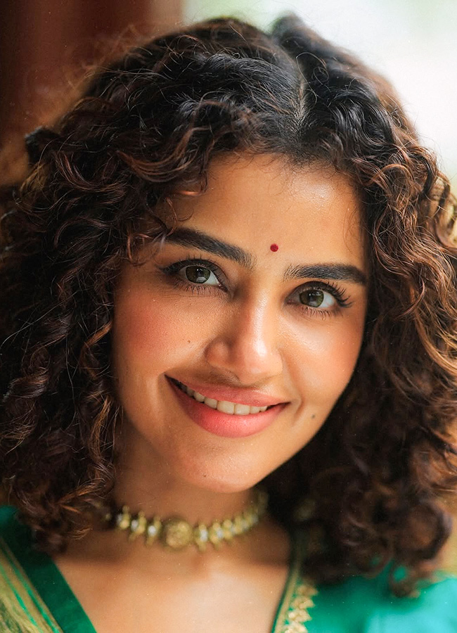 Anupama Parameswaran Stuns in a Green Dress5