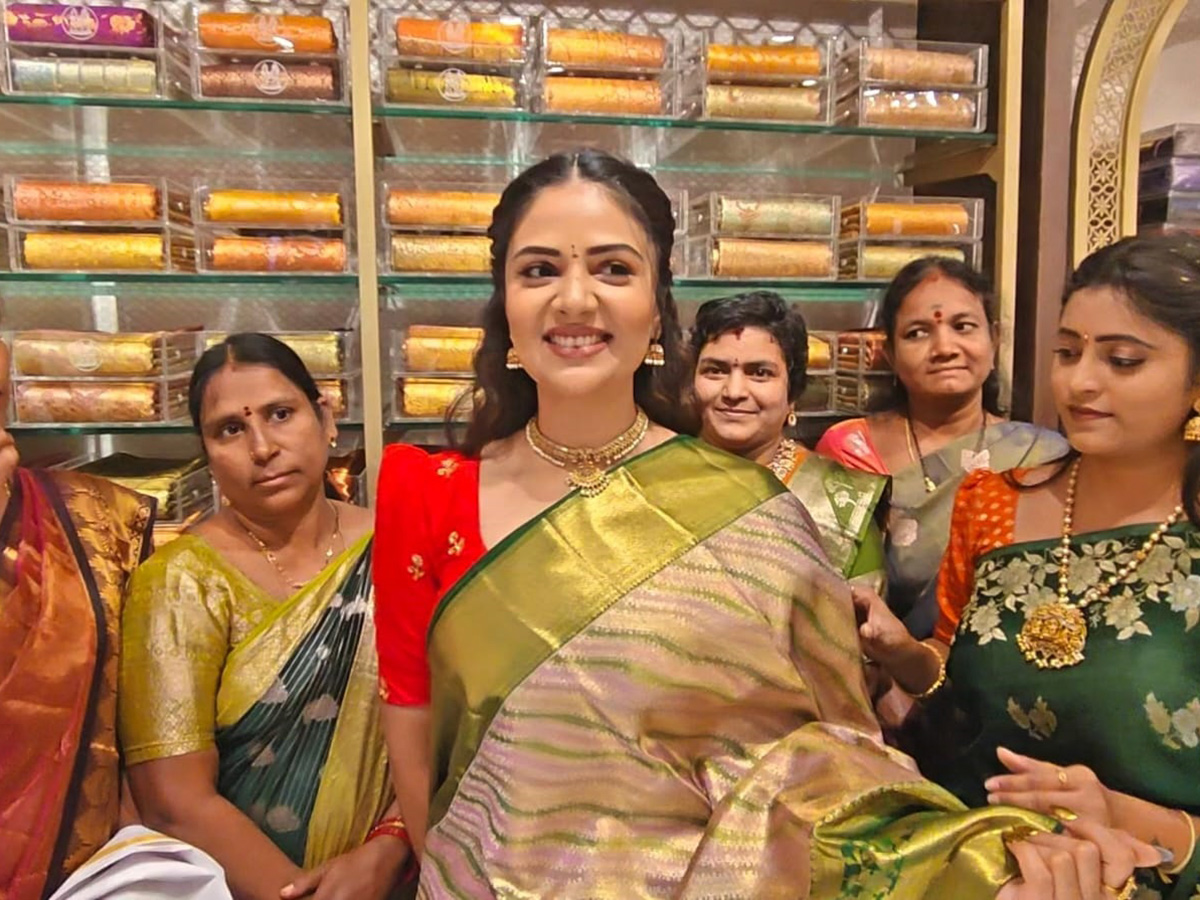Actress Sreemukhi Opens Shopping Mall in Nizamabad2