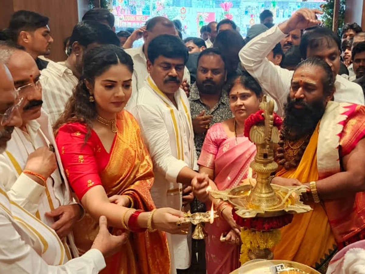 Actress Sreemukhi Opens Shopping Mall in Nizamabad3
