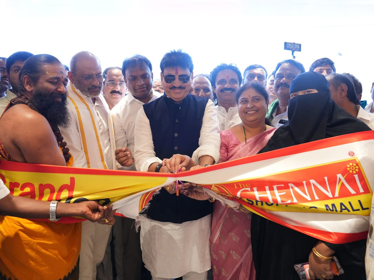 Actress Sreemukhi Opens Shopping Mall in Nizamabad4