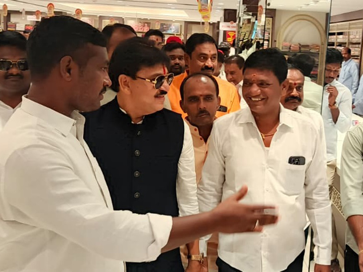Actress Sreemukhi Opens Shopping Mall in Nizamabad5