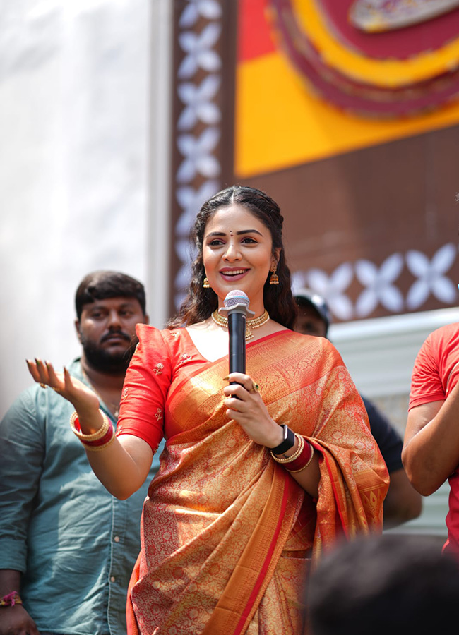 Actress Sreemukhi Opens Shopping Mall in Nizamabad8