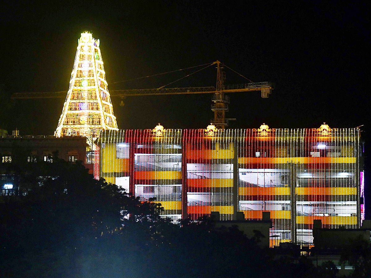 Vijayawada: Indrakeeladri illuminated by electric lights, Photos goes viral1