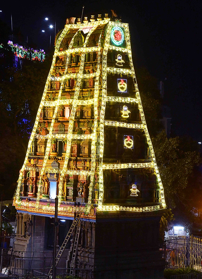 Vijayawada: Indrakeeladri illuminated by electric lights, Photos goes viral10