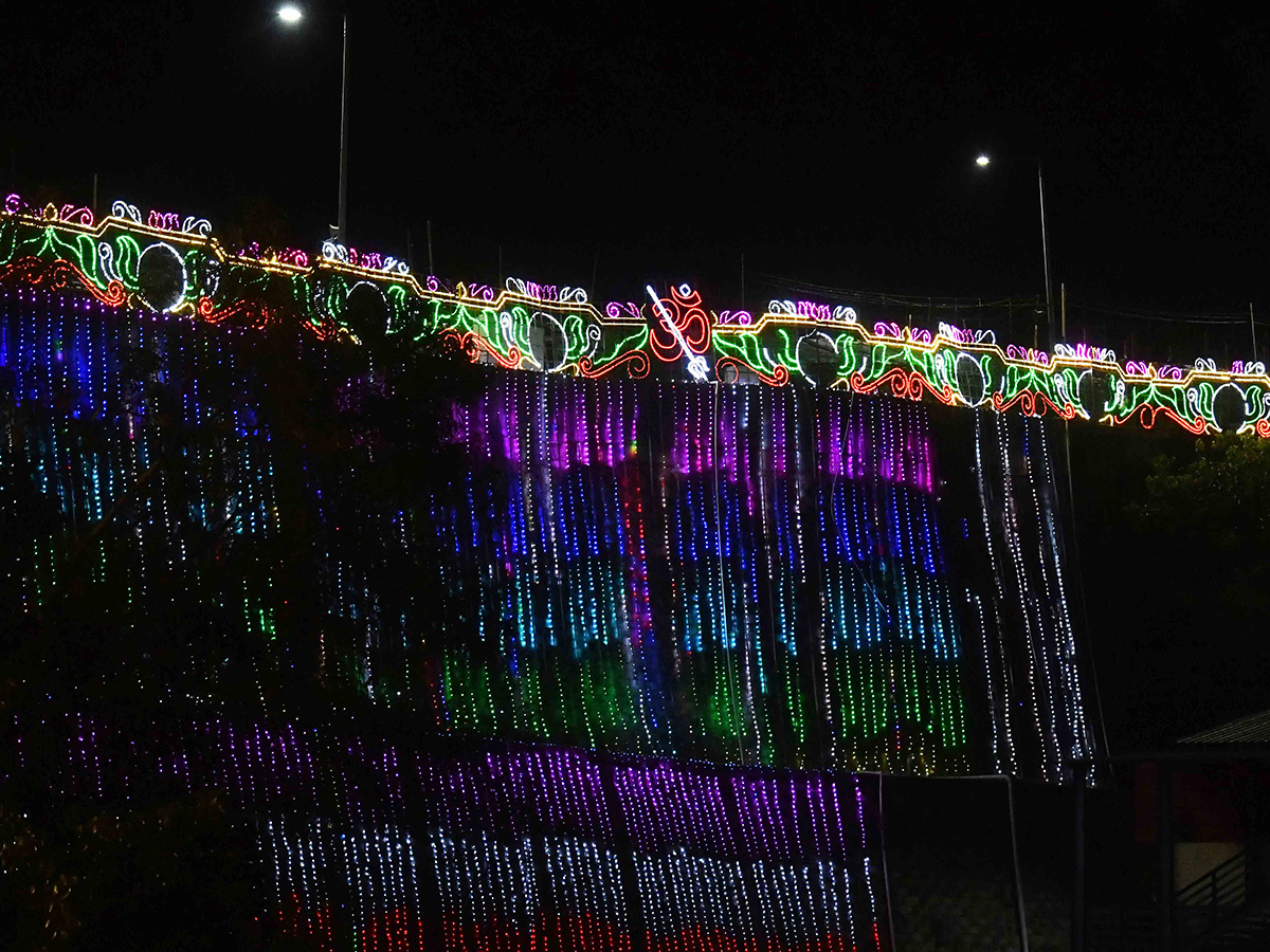 Vijayawada: Indrakeeladri illuminated by electric lights, Photos goes viral11