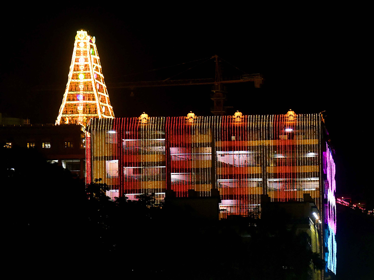 Vijayawada: Indrakeeladri illuminated by electric lights, Photos goes viral3