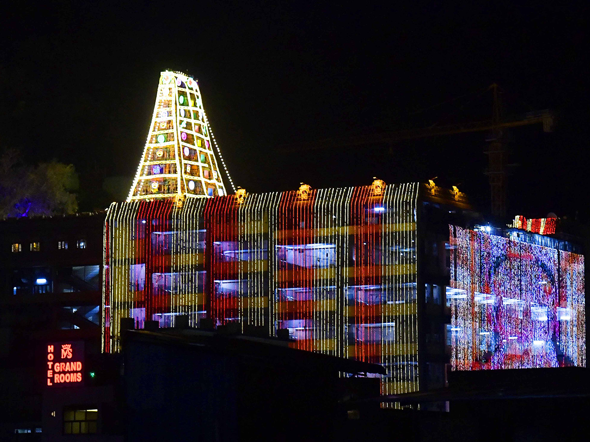 Vijayawada: Indrakeeladri illuminated by electric lights, Photos goes viral5