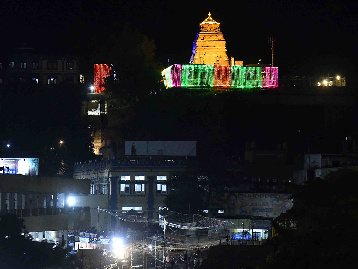Vijayawada: Indrakeeladri illuminated by electric lights, Photos goes viral6