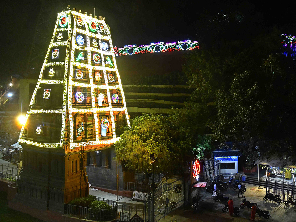 Vijayawada: Indrakeeladri illuminated by electric lights, Photos goes viral8