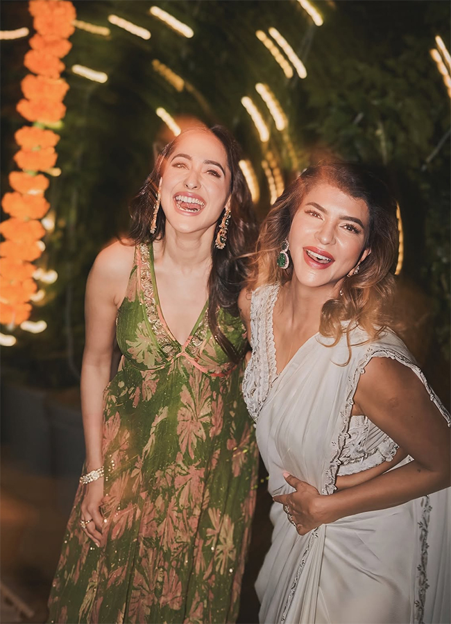 HDB Lakshmi Manchu: Pragya Jaiswal Share Viral Photos3