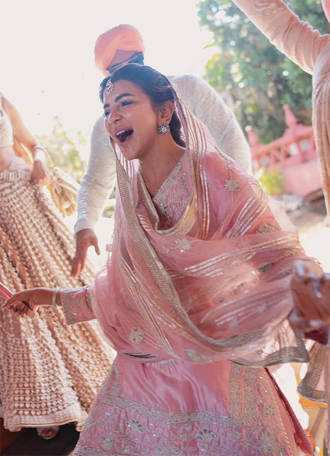 HDB Lakshmi Manchu: Pragya Jaiswal Share Viral Photos6
