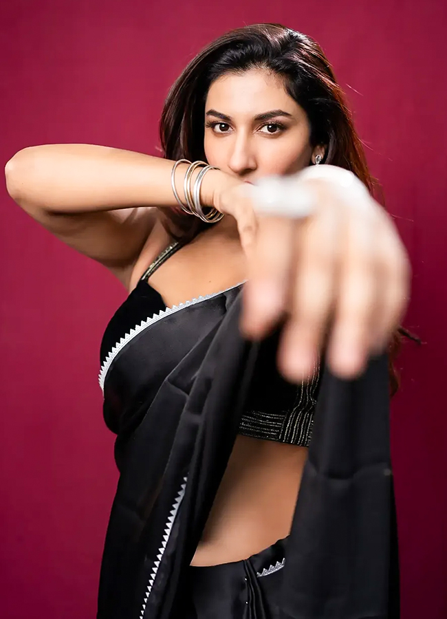 Vishnu Priya Bhimeneni Glamorous Look in a Black Dress11