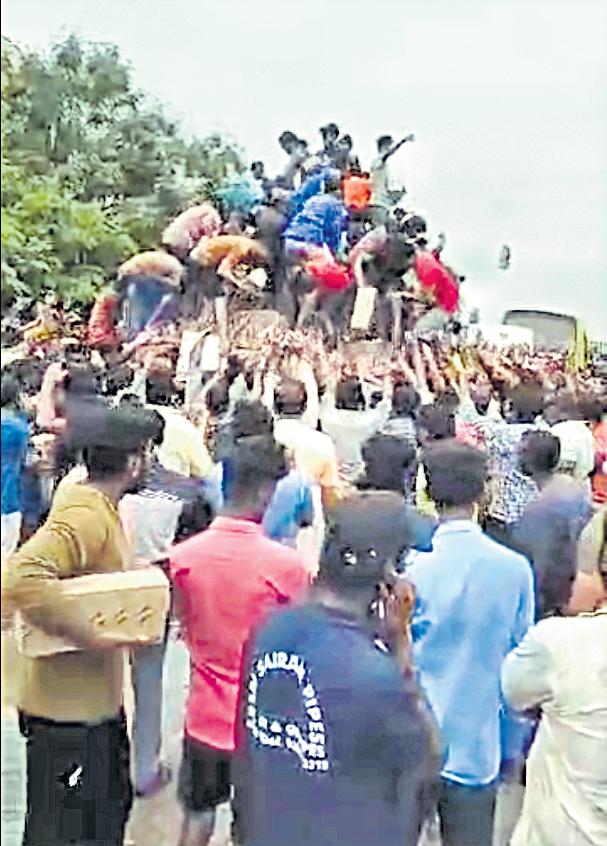 https://www.sakshi.com/video/news-videos/public-full-crowd-milk-van-2170665