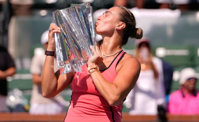 టైటిల్‌ను ముద్దాడుతున్న సబలెంకా