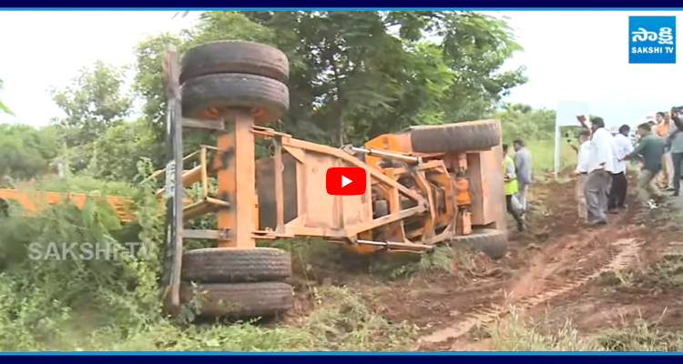 Kurnool: బస్సును తరలిస్తుండగా తిరగబడ్డ క్రేన్..
