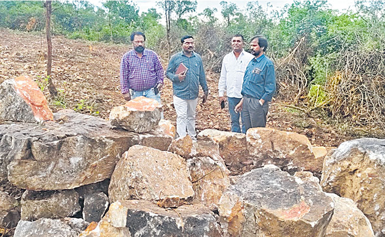 గుట్టపై మైనింగ్ తవ్వకాలను పరిశీలిస్తున్న ప్రజాసంఘాల నేతలు