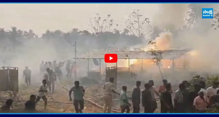 కాకినాడ జిల్లాలో భారీ పేలుడు.. మంటల్లో 50 మంది..!