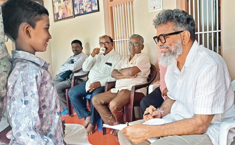 స్వగ్రామం మట్టపర్రులోని తన ఇంట్లో చిన్నారితో ముచ్చటిస్తున్న దర్శకుడు సుకుమార్