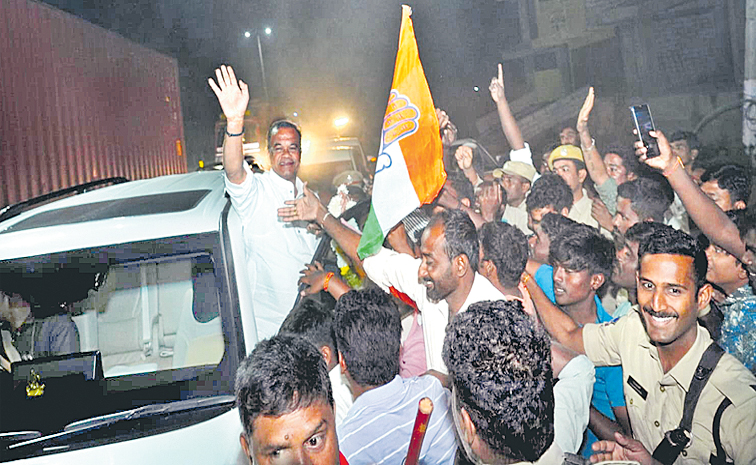 విజయోత్సవ ర్యాలీలో పాల్గొన్న మంత్రి కోమటిరెడ్డి వెంకట్రెడ్డి