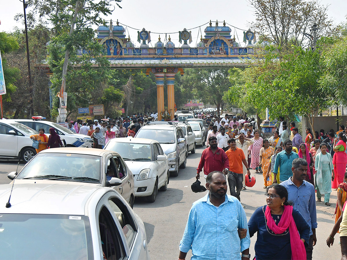 Devotees Rush To Chilkur Balaji Temple For Garuda Prasadam - Sakshi