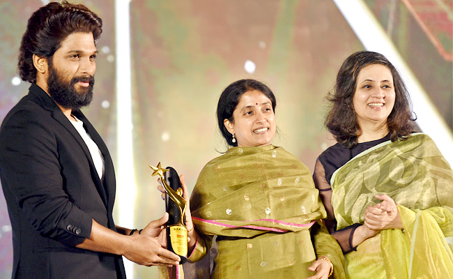 sakshi excellance award got allu arjun for Pushpa movie