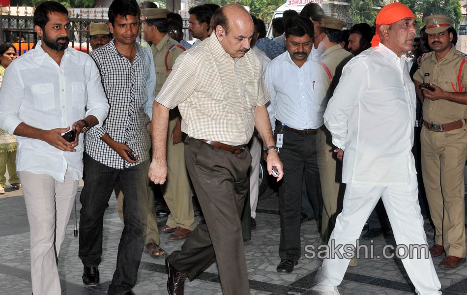 leaders rush to Care hospital - Sakshi