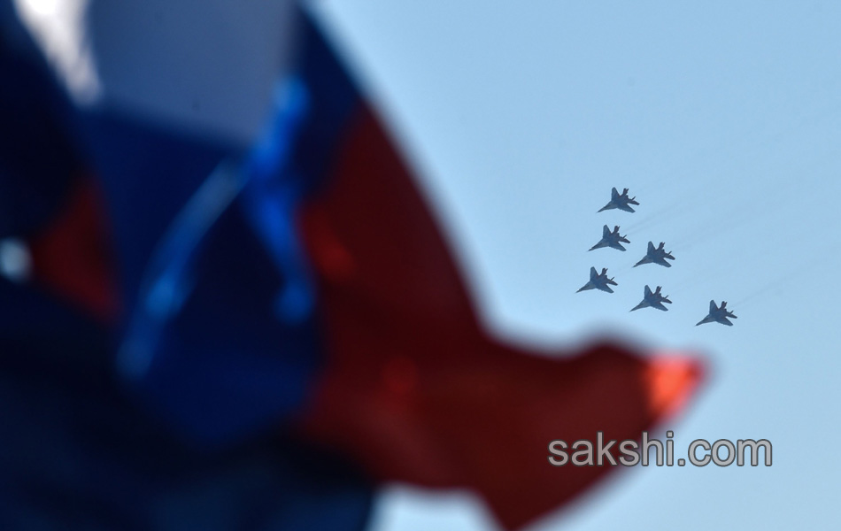 Jet trainer performs during the MAKS 2015