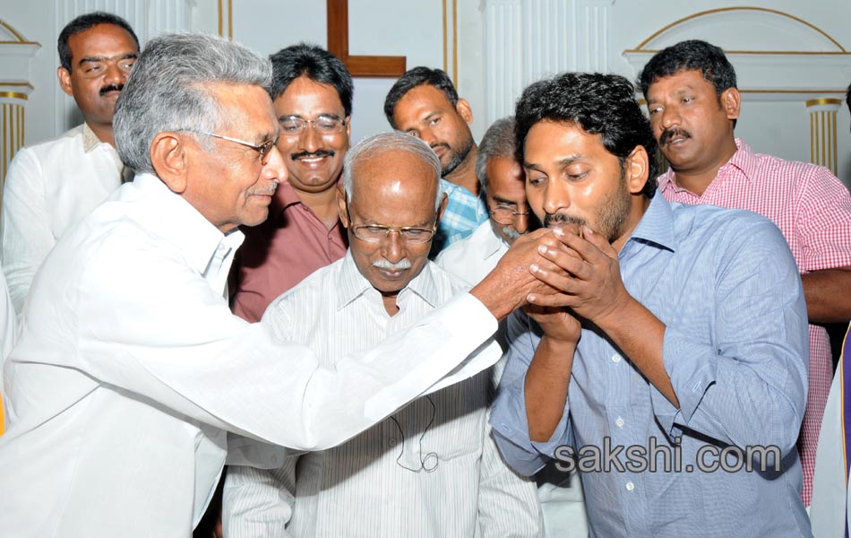 YS Jagan offers prayers at Pulivendula CSI Church - Sakshi