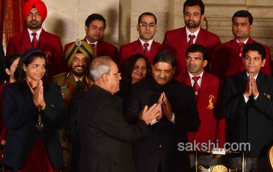 President Pranab Mukherjee confers PV Sindhu  Sakshi Malik  Dipa Karmakar Jitu Rai with Khel Ratna