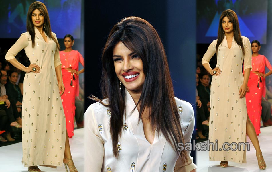 Bollywood Actresses in Lakme Grand Finale - Sakshi