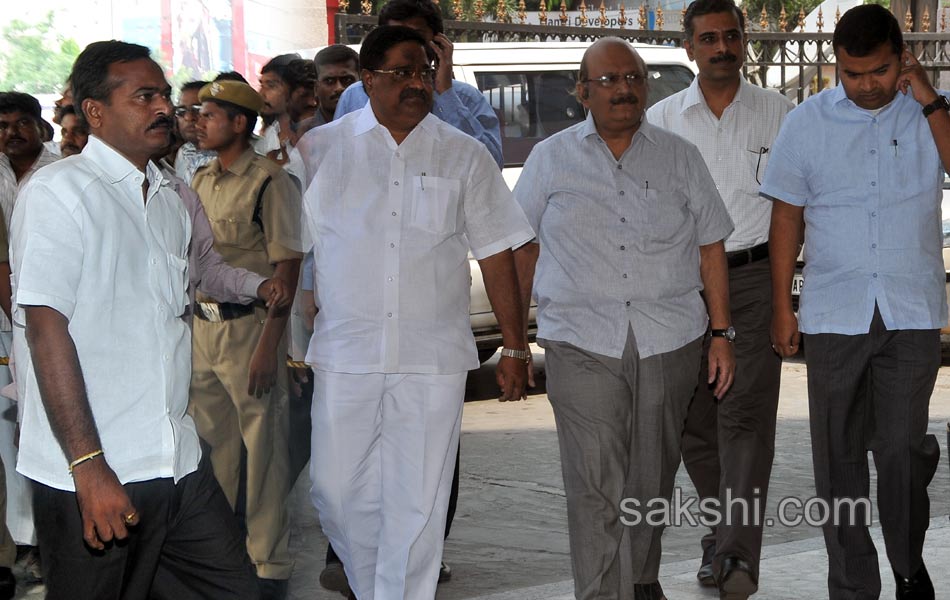leaders rush to Care hospital - Sakshi
