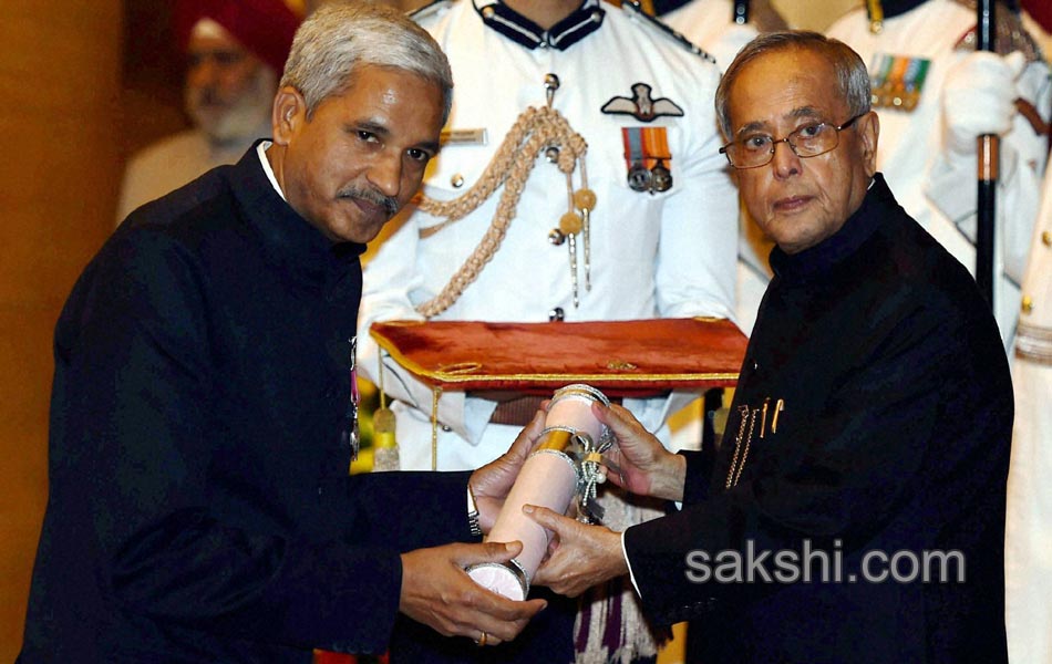 President Pranab Mukherjee presents Padma Awards 2014 - Sakshi